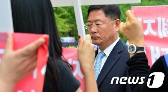 본문 이미지 - 세화여고 자사고 지정취소 청문회 날인 7일 오전 서울 종로구 서울시교육청에서 자사고 학부모들이 원유신 세화여고 교장의 자사고 지정취소 청문회 참석을 막아서고 있다. ⓒ News1 손형주 기자