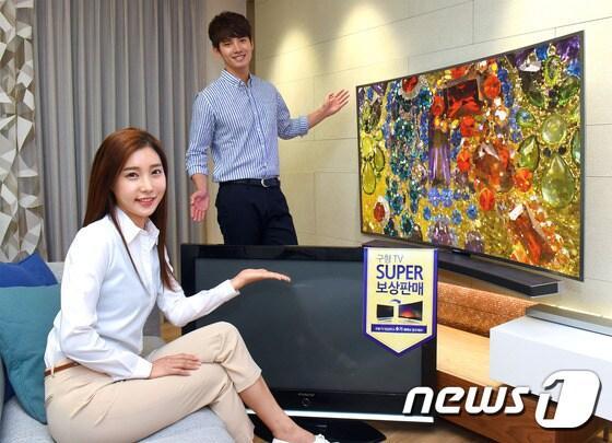 본문 이미지 - 삼성전자는 10일부터 8월 31일까지 &acute;S 골드러시, TV 9년 연속 세계 1위 기념 보상판매&acute; 행사를 진행한다고 8일 밝혔다. 삼성전자가 SUHD TV를 구입하며 구형 평판 TV를 반납하면 30만원을 보상하는 이벤트를 실시한다. ⓒ News1
