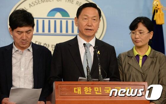본문 이미지 - 새정치민주연합 김상곤 혁신위원장이 8일 국회 정론관에서 기자회견을 열고 2차 혁신안을 발표하고 있다. 2015.7.8/뉴스1 ⓒ News1 허경 기자