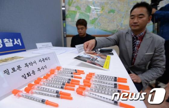 본문 이미지 - 8일 오전 서울 마포경찰서에서 경찰관들이 유씨 등이 필로폰 투약에 사용한 일회용 주사기를 살펴보고 있다. 2015.7.8/뉴스1 ⓒ News1 신웅수 기자