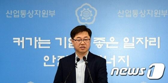 본문 이미지 - 박일준 산업통상자원부 산업정책실장이 지난 7일 정부세종청사 산자부 기자실에서 수출경쟁력 강화대책 사전브리핑을 하고 있다. 2015.7.9/뉴스1 ⓒ News1 장수영 기자