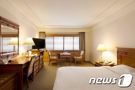 본문 이미지 - 코모도호텔의 디럭스룸.(부산 코모도호텔 제공)ⓒ News1