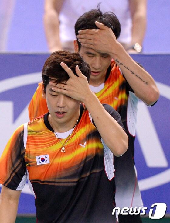 본문 이미지 - 2015 광주 하계유니버시아드에 출전한 남자 배드민턴 복식의 이용대(앞)와 고성현 조가 대회 8강에서 탈락했다.  ⓒ News1 