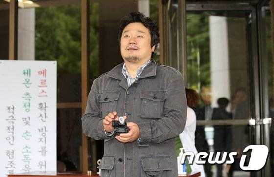 본문 이미지 - 이상호 전 MBC 기자가 9일 서울 서초동 대법원에서 열린 MBC 상대 해고무효확인 소송 상고심 선고공판을 마친뒤 기자들의 질문에 답하고 있다. 2015.7.9/뉴스1 ⓒ News1 포토공용 기자