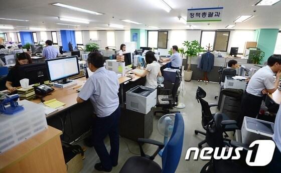 본문 이미지 - 미래창조과학부 정책총괄과 직원들이 경기도 정부과천청사 사무실에서 서서 일하는 사무환경 조성의 일환으로 도입된 스탠드바 형식의 책상에서 근무를 하고 있다. 최근 일부 기업들은 직원들의 건강과 업무 집중력 향상을 위해 서서 일하는 책상을 들여놓고 있다. 2015.7.9/뉴스1 ⓒ News1 양동욱 기자