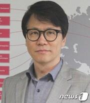 본문 이미지 - 광주과학기술원 환경공학부 최희철(53)교수. 최 교수는 영국 왕립화학회가 발간하는 융합공학 분야 국제학술지인 RSC Advances의 부편집장(Associate Editor)에 위촉됐다. (광주과학기술원 제공) 2015.08.10/뉴스1 ⓒ News1 신채린 기자