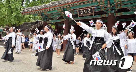 본문 이미지 - 고교생들이 서울 종로구 탑골공원에서 광복70주년 맞아 여성독립운동기념사업회가 마련한 3.1만세운동을 현대식으로 재현한 독립만세 플래시몹을 하고 있다. 2015.8.10/ 뉴스1 ⓒ News1 김명섭 기자