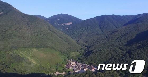 본문 이미지 - 생태탐방로로 조성 사업이 계획된 재약산 전경(밀양시 제공)ⓒ News1