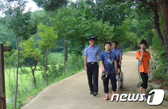 본문 이미지 - 속초해경안전서는 소속 의무경찰순경대원들이 희망누리학교 학생들을 위해 봉사활동을 하고 있다.(속초해경안전서 제공) 2015.8.10/뉴스1 ⓒ News1 엄용주 기자