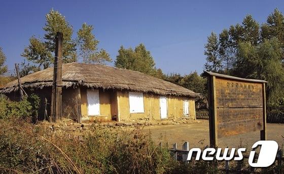 본문 이미지 - 중국 동포 등이 안중근 의사가 1908년 3~4개월 정도 머물며 사격 연습 등을 했다고 주장하는 고택이 보존됐을 당시 모습. (항일 유적지 관련 단체 제공) ⓒ News1