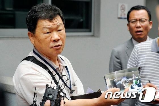 본문 이미지 - 지난 2015년 8월 대구지법 앞에서 여대생 A씨의 사망사건의 범인으로 기소된 스리랑카인 K씨(47)가 항소심에서 무죄를 선고 받자 A씨의 아버지가 기자들에게 심정을 밝히고 있다. 2015.8.11/뉴스1 ⓒ News1 이종현 기자