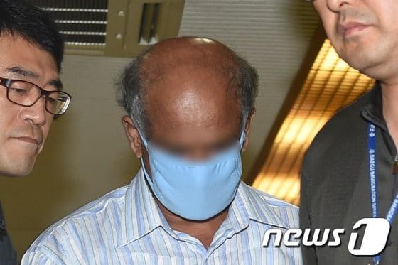 본문 이미지 - 여대생 사망사건의 범인으로 기소된 스리랑카인 K씨가 2015년 8월11일 항소심에서 '무죄'를 선고받고 대구지법 법정을 나오고 있다. 2015.8.11/뉴스1 ⓒ News1 이종현 기자