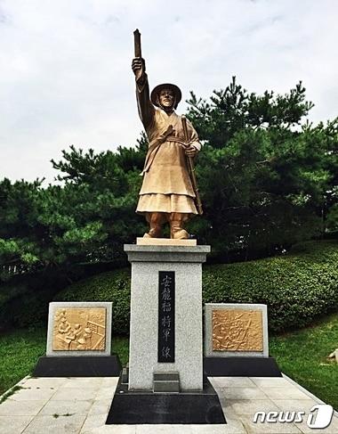 본문 이미지 - 부산 수영구 수영사적공원의 안용복 장군 동상.  독도 수호의 대표적 인물인 안 장군은 조선시대 부산 동래 수군 출신으로 일본 어민이 울릉도 인근에서 고기잡이하는 것을 보고 1693년과 1696년 두 차례 일본으로 건너가 막부로부터 울릉도·독도가 조선 영토임을 확인하는 문서를 받아냈다. 윤소희 기자ⓒ News1