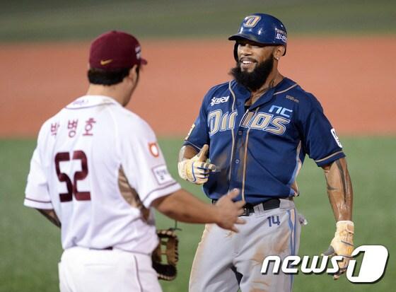 본문 이미지 - 박병호와 NC 에릭 테임즈. 뉴스1 ⓒ News1 신웅수 기자