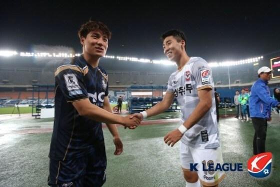 본문 이미지 - 상주의 이정협(오른쪽)과 서울 이랜드의 주민규가 12일 자존심 대결을 펼친다. (한국프로축구연맹 제공) ⓒ News1
