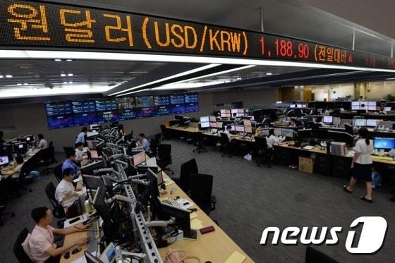 본문 이미지 - 중국의 이틀 연속 위안하 평가절하로 아시아 금융시장이 요동친 12일 오후 서울 중구 명동 외환은행 본점 딜링룸에서 외환딜러들이 업무를 보고 있다. ⓒ News1 정회성 기자