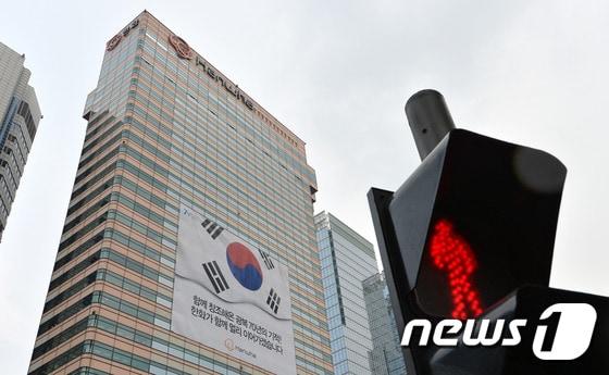 본문 이미지 - 서울 중구 장교동 한화그룹 본사 앞 횡단보도 신호등에 빨간등이 켜져있다. 2015.8.13 ⓒ 뉴스1 박세연 기자