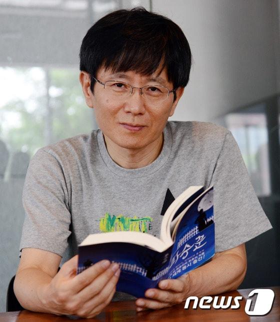 본문 이미지 - 소설가 하퍼 리의 '파수꾼'을 번역한 공진호 번역가가 14일 서울 종로구 한 카페에서 뉴스1과 인터뷰 하고 있다.  ⓒ News1