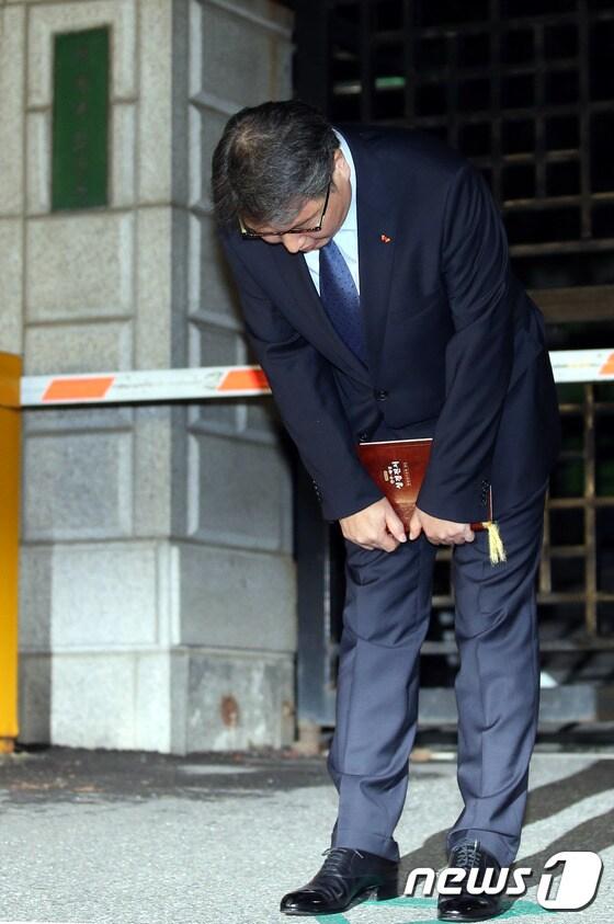 본문 이미지 - 광복절 특별사면으로 출소한 최태원 SK그룹회장이 14일 새벽 의정부교도소 앞에서 인사하고 있다.2015.8.14/뉴스1 ⓒ News1 이광호 기자