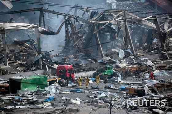 본문 이미지 - 구조대원들이 화학보호복을 입고 수색 작업을 벌이고 있다. ⓒ 로이터=뉴스1