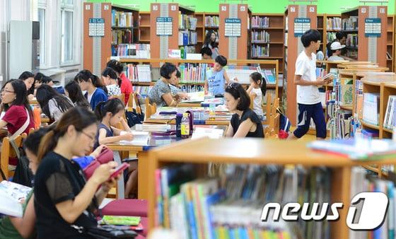 본문 이미지 - 서울 종로구 정독도서관에서 어린이들과 학부모들이 책을 읽고 있다./뉴스1 ⓒ News1 민경석 기자