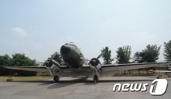 본문 이미지 - 1945년 백범 김구 등 독립운동가들이 상하이에서 귀국할 때 탑승했던 C47기종.(서울시 제공) ⓒ News1