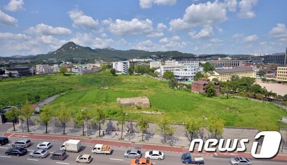 본문 이미지 - 김종덕 문화체육관광부 장관은 18일 오후 정부 서울청사 별관에서 브리핑을 열고 대한항공 송현동 부지에 한국문화체험공간인 K-익스피어런스를 세우고 문화체험 관광의 랜드마크로 조성한다고 밝혔다. 사진은 18일 인사동에서 바라본 대한항공 송현동 부지이다. 2015.8.18/ 뉴스1 ⓒ News1