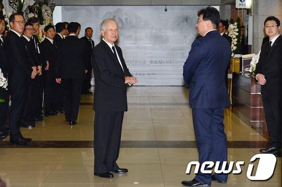 본문 이미지 - 손경식 CJ그룹 회장이 19일 오전 서울 종로구 서울대병원 장례식장에 마련된 고 이맹희 CJ그룹 명예 회장 빈소를 상주 대신 지키고 있다. 손경식 회장은 이날 상주를 맡은 이재현 CJ그룹 회장을 대신하여 조문객을 맞이한다. 2015.8.19/뉴스1 ⓒ News1