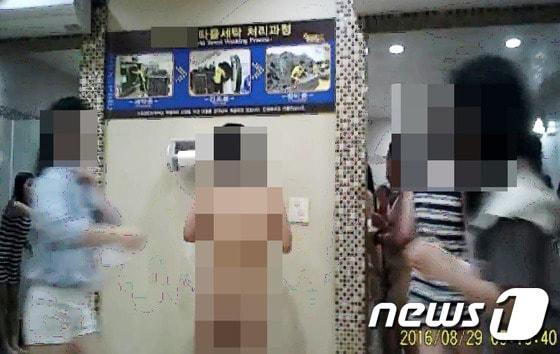 본문 이미지 - 최근 인터넷에서 국내 유명 워터파크의 여자 샤워실을 촬영한 몰래카메라 영상이 유포되 논란이 일고 있다. 이 영상은 강원도에 있는 유명 워터파크의 샤워실인 것으로 확인됐다.동영상은 총 29분4초분량으로 영상에는 샤워실과 탈의실 모습이 그대로 담겨 있어 2차 노출 피해가 우려된다.2015.8.19/뉴스1 / (강원=뉴스1) 정진욱 기자 ⓒ News1