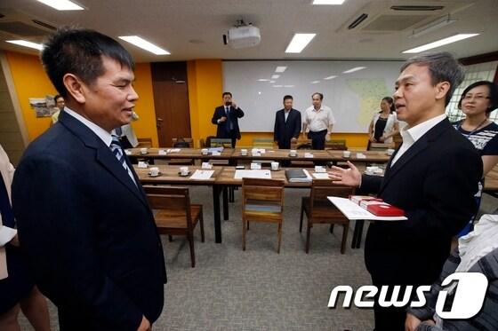 본문 이미지 - 김승수 전주시장이 19일 전주시청을 방문한 양루이화 중국 인민정치협상회의 취엔저우현 정치협상회의 주석과 이야기를 나누고 있다. 양루이화 주석은 전주시와 취엔저우현 간 우호관계 증진과 선진 탄소산업시설 견학 및 전주 문화탐방을 통한 교류분야 모색을 목적으로 10명으로 구성된 취엔저우현 대표단을 이끌고 18일부터 2박3일 일정으로 전주에 머물고 있다./사진제공=전주시 ⓒ News1