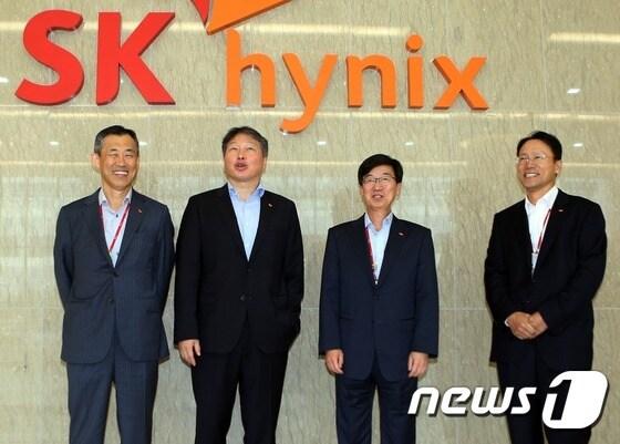 본문 이미지 - 최태원 SK그룹 회장이  SK하이닉스 이천 반도체 사업장을 찾아 방문 소감을 밝히고 있다. (SK 제공) ⓒ News1 