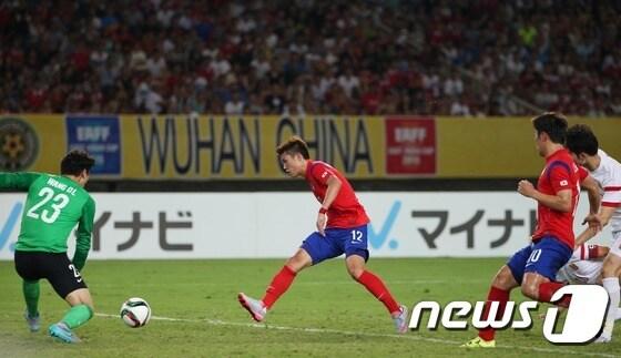 본문 이미지 - 2일 오후 중국 후베이성 우한 스포츠센터에서 열린 2015 동아시아축구연맹(EAFF) 동아시안컵 남자 축구 대회 한국과 중국의 경기에서 한국의 김승대 선수가 골을 성공시키고 있다.2015.8.2/뉴스1 ⓒ News1 이광호 기자