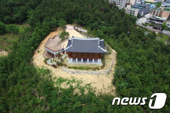 본문 이미지 - 울산 중구 성안동에 전통누각 홤월루가 준공됐다. 이 누각은 종갓집 중구의 위상을 높이고 울산시민의 정신문화를 고양하는 한편 새로운 휴식처로 활용될 전망이다.  하늘엑서 본 함월루의 모습. ⓒ News1