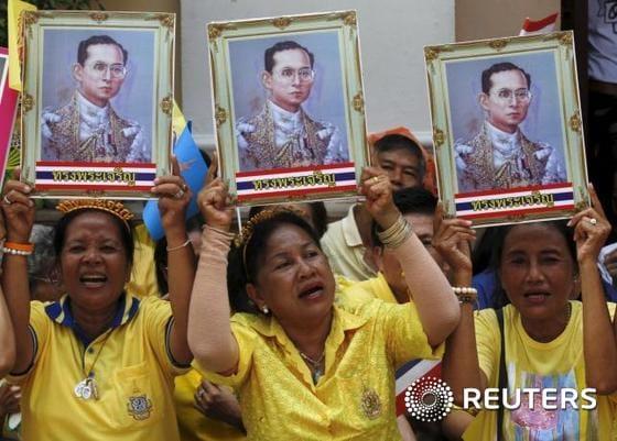 본문 이미지 - 태국 시민들이 푸미폰 아둔야뎃 국왕의 빠른 쾌유를 기원하고 있다. ⓒ 로이터=뉴스1
