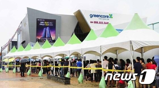 본문 이미지 - 한국토지신탁이 김해시 부원동 606-3번지 일원에 공급하는 ‘부원역 그린코아 더 센텀’ 모델하우스를 21일 개관돼 분양에 나섰다. 모델하우스를 찾은 시민들이 길게 줄을 서서 입장을 기다리고 있다..2015.08.21/뉴스1 최재호기자ⓒ News1