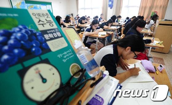 본문 이미지 - 지난 21일 오전 전북 전주시 효자동 호남제일고등학교 3학년 수험생들이 수능모의고사를 보고 있다.2015.8.21/뉴스1 ⓒ News1