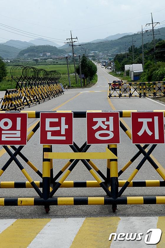 본문 이미지 - 통일전망대로 향하는 민통선 출입 관문인 강원 고성군 제진검문소 자료사진.(뉴스1 DB)