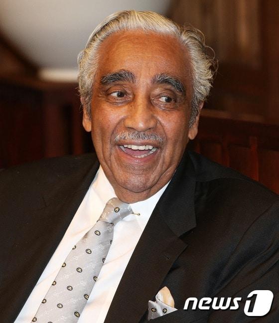 본문 이미지 - 한국전 참전 용사인 찰스 랭글 미국 하원의원이 21일 서울 여의도 국회에서 정의화 국회의장을 예방해 환담을 나누고 있다. 2015.8.21/뉴스1 ⓒ News1 오대일 기자