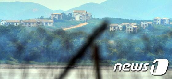 본문 이미지 - 북한의 포격도발로 접경지역에 긴장감이 감도는 가운데 21일오후 경기도 파주시 탄현면 접경지역에서 바라본 북한 개풍군 일대. 2015.8.21/ 뉴스1 ⓒ News1