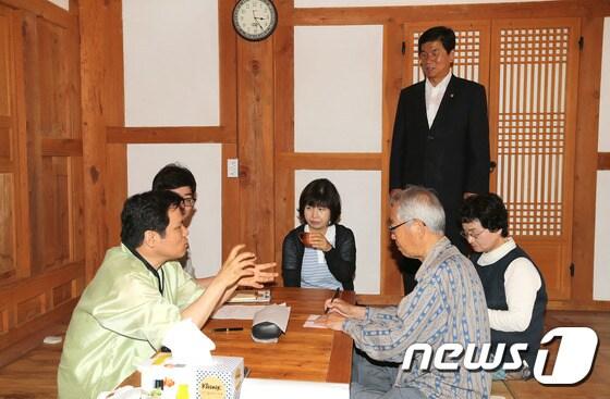 본문 이미지 - 허기도 산청군수(뒤쪽)가 지켜보는 가운데 본디올 한의원에서 일본 관광객을 진료하고 있다.(산청군 제공) ⓒ News1