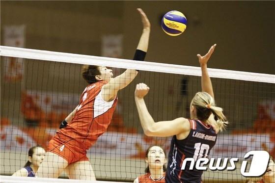 본문 이미지 -  한국 여자 배구 대표팀이 30일 2015 국제배구연맹(FIVB) 여자 월드컵 2라운드 1차전 러시아전에서 세트스코어 0-3으로 완패했다. (국제배구연맹 홈페이지)  ⓒ News1