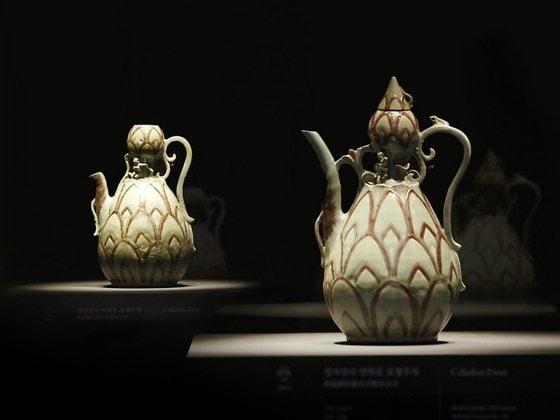 본문 이미지 -  청자진사 연화문 표형주자(함부르크미술공예박물관, 왼쪽), 국보133호인 '청자진사 연화문 표형주자' (사진제공 리움미술관)