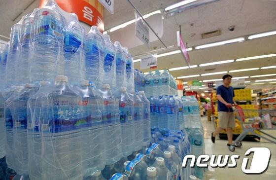 본문 이미지 - 서울시내 대형마트에 쌓여있는 생수 제품의 모습/뉴스1 ⓒ News1