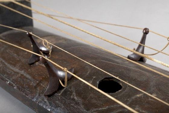 본문 이미지 -  현존 최고 거문고인 '탁영금'에 동그랗게 못 구멍이 보인다 (사진제공 국립국악원)