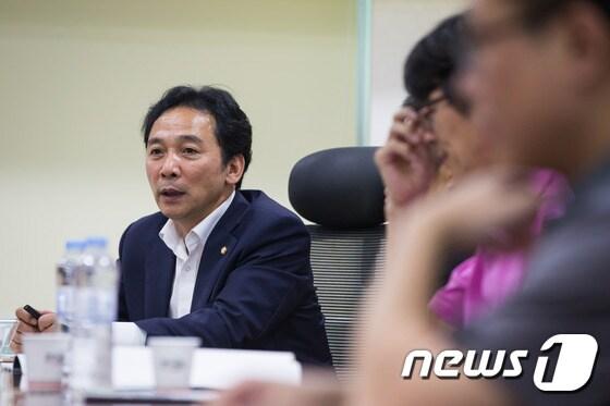 본문 이미지 - 정진후 정의당 원내대표가 24일 서울 여의도 국회 의원회관에서 열린 메르스 이후, 국가와 보건의료의 개혁방향 토론회에서 인사말을 하고 있다. 2015.8.24/뉴스1 ⓒ News1 유승관 기자