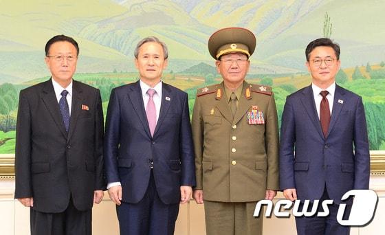 본문 이미지 - 김관진 국가안보실장과 홍용표 통일부 장관이 25일 새벽 판문점 평화의 집에서 33시간만에 남북 고위급 2차 회담을 마친 후 황병서 북한 군 총정치국장, 김양건 조선노동당 비서와 기념촬영을 하고 있다.  (통일부 제공) 2015.8.25/뉴스1