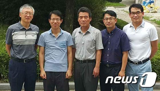 본문 이미지 - 전북대학교 신소재공학부 이철로 교수팀. 왼쪽부터 유연태, 이인환, 이철로, 정광운, 김진수 교수./사진제공=전북대학교 ⓒ News1