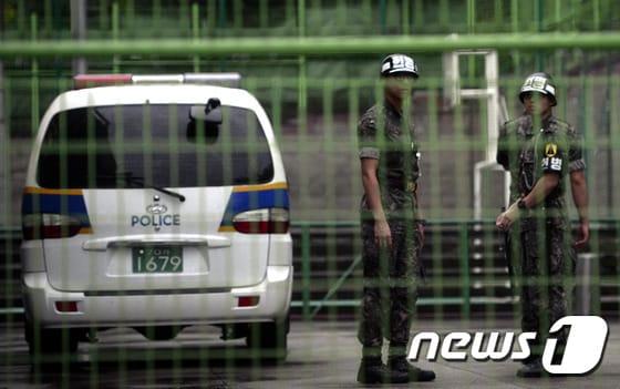 본문 이미지 - 경찰관이 쏜 총에 의경이 맞아 결국 숨진 지난달 25일 오후 사건이 발생한 서울 은평구 진관동의 검문소에서 헌병들이 분주히 움직이고 있다.  / (서울=뉴스1) 안은나 기자 ⓒ News1