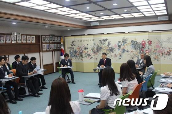 본문 이미지 - 실무수습에 앞서 이태종 서울서부지방법원장과의 간담회 모습. (서울서부지법 제공) ⓒ News1