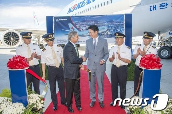 본문 이미지 - 조원태 대한항공 부사장과 레이 코너 보잉사 상용기부문 최고경영자(CEO)가 B747-8i 차세대 항공기 1호기 인수행사 중 테이프 컷팅을 마치고 악수하고 있다.(사진제공=대한항공)ⓒ News1